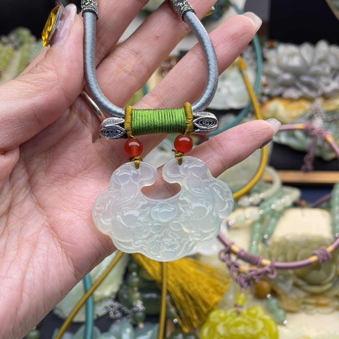 蛇纹石玉颈饰未镶嵌