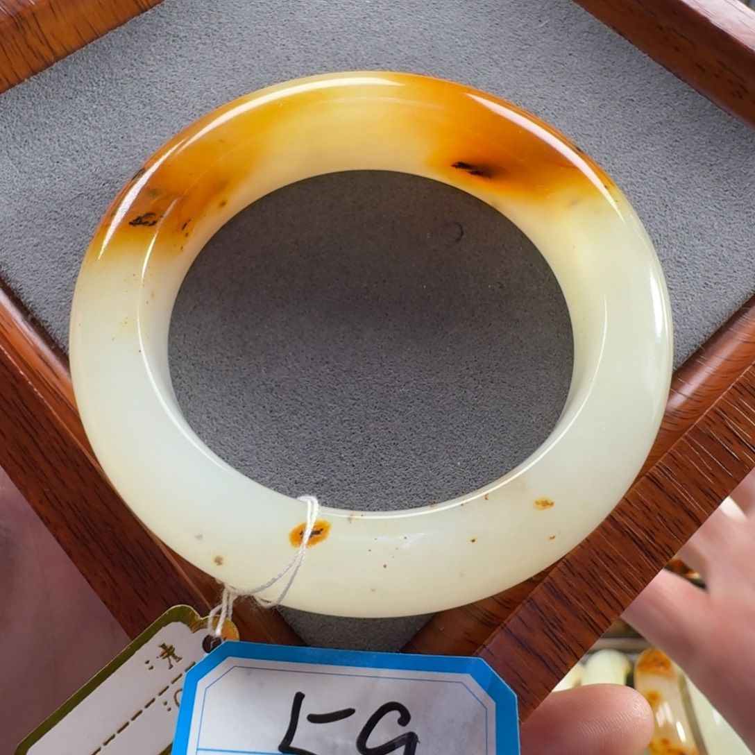 蛇纹石玉未镶嵌手镯有纹