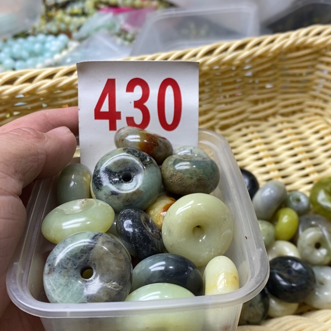 蛇纹石玉挂坠未镶嵌