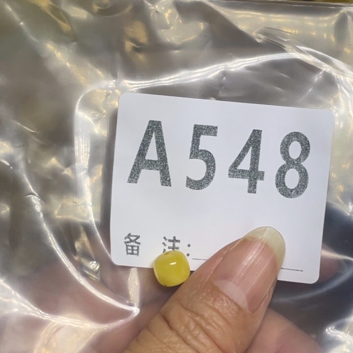 琥珀未镶嵌裸石微瑕8.2小坑