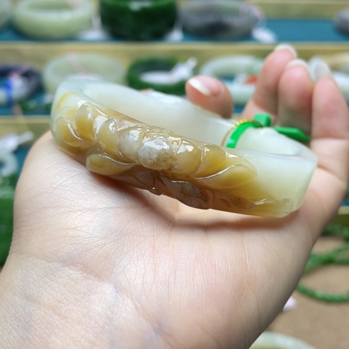 和田玉手镯60圈口。编号39贵妃镯未镶嵌娟*姐