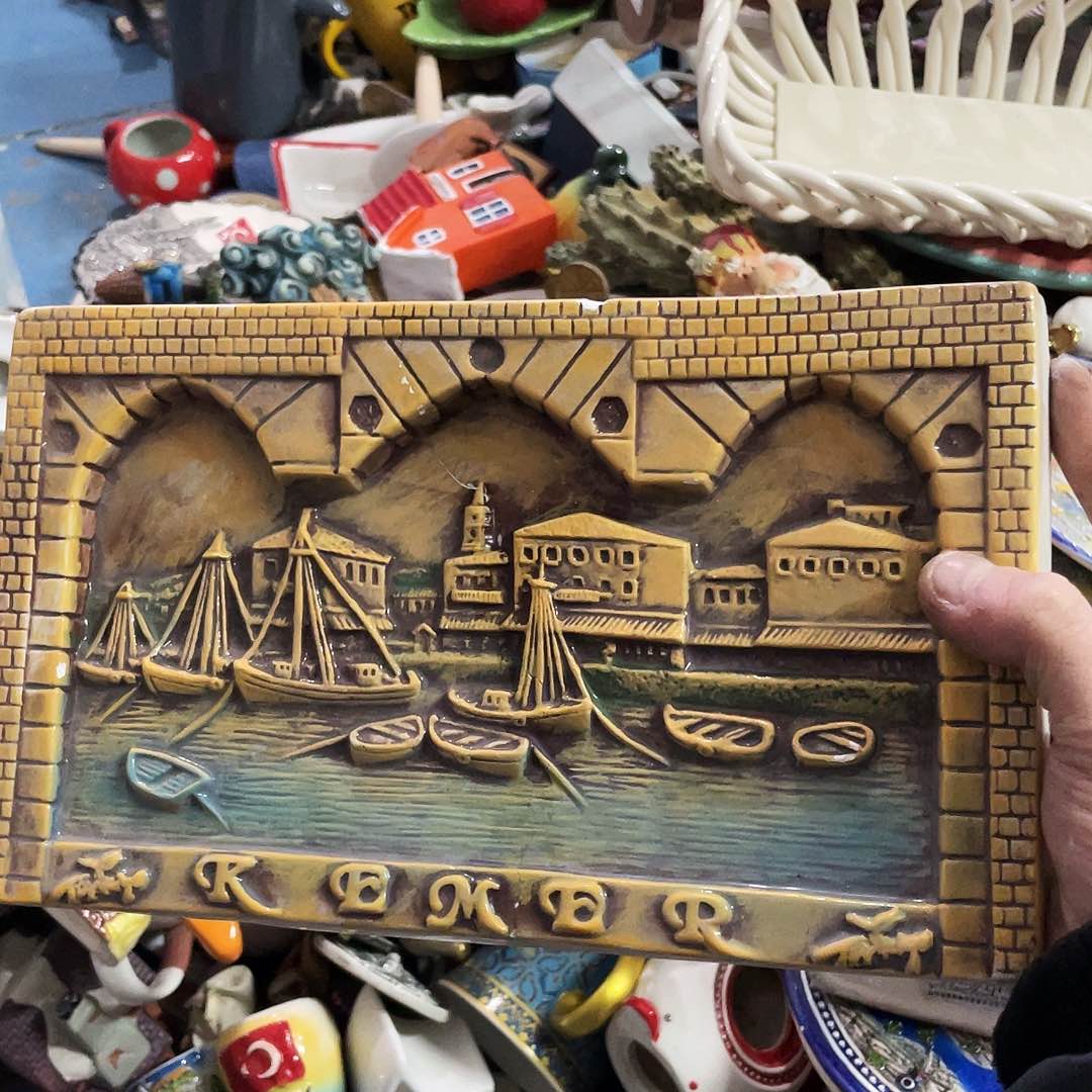 摆件   磕碰。裂。       