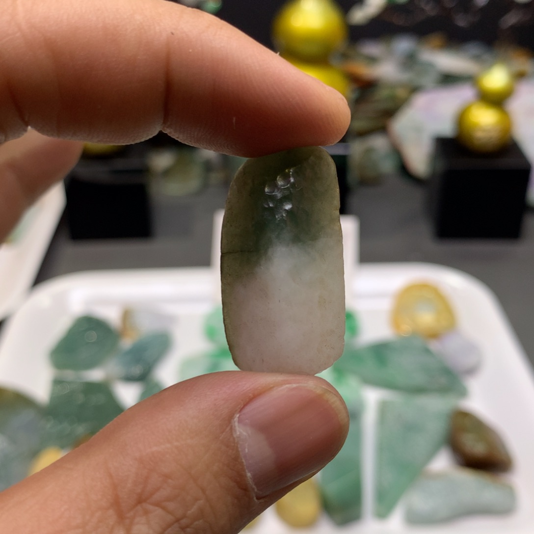 翡翠颈饰未镶嵌天然翡翠