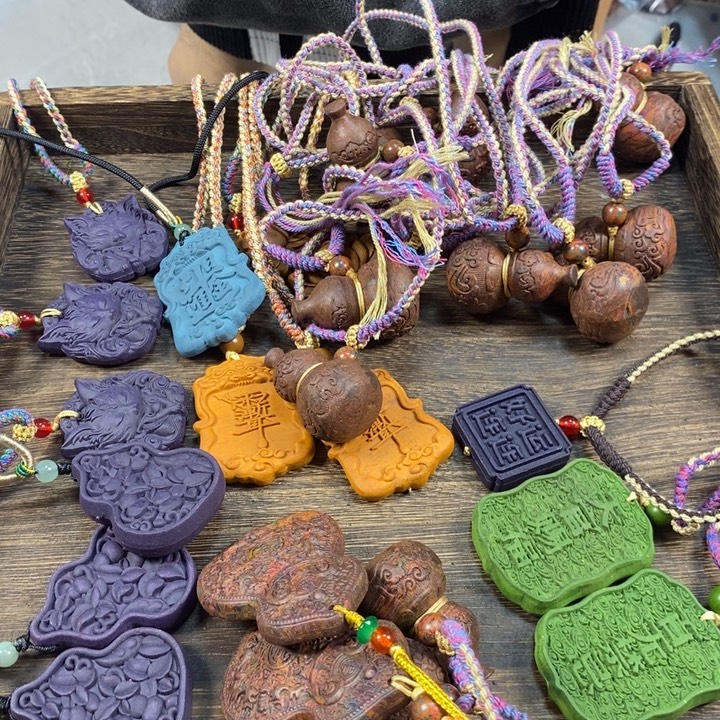 泥塑合香成品脖挂牌选4款