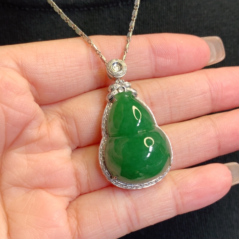 【闪购商品】颈饰18K金镶嵌翡翠葫芦