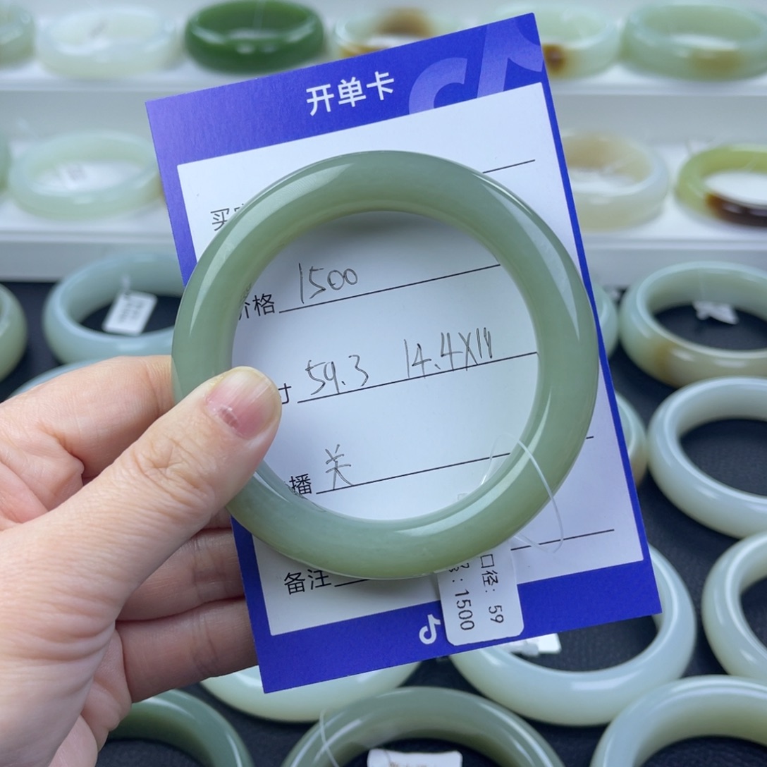 春***开和田玉未镶嵌手镯