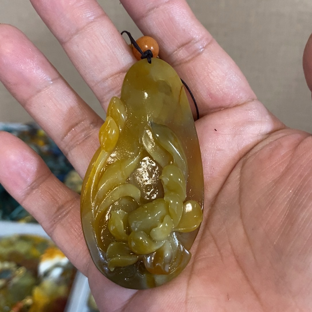 蛇纹石玉颈饰未镶嵌