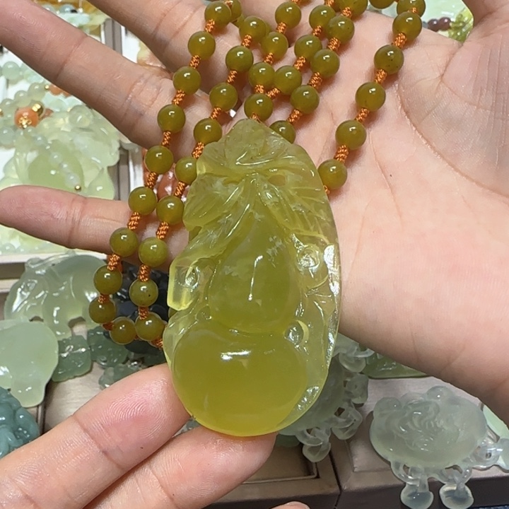 蛇纹石玉吊坠未镶嵌