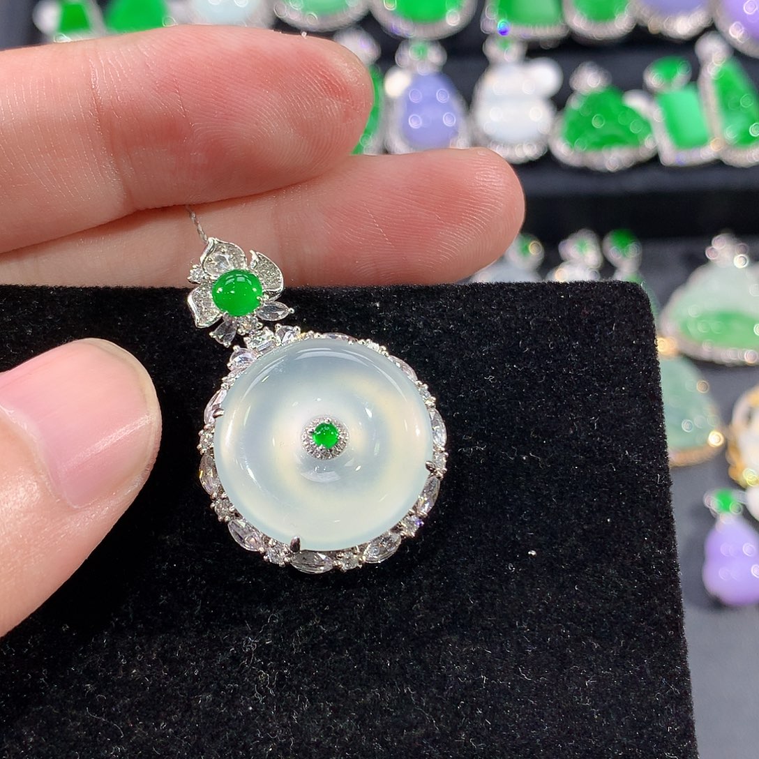 翡翠18K金镶嵌颈饰