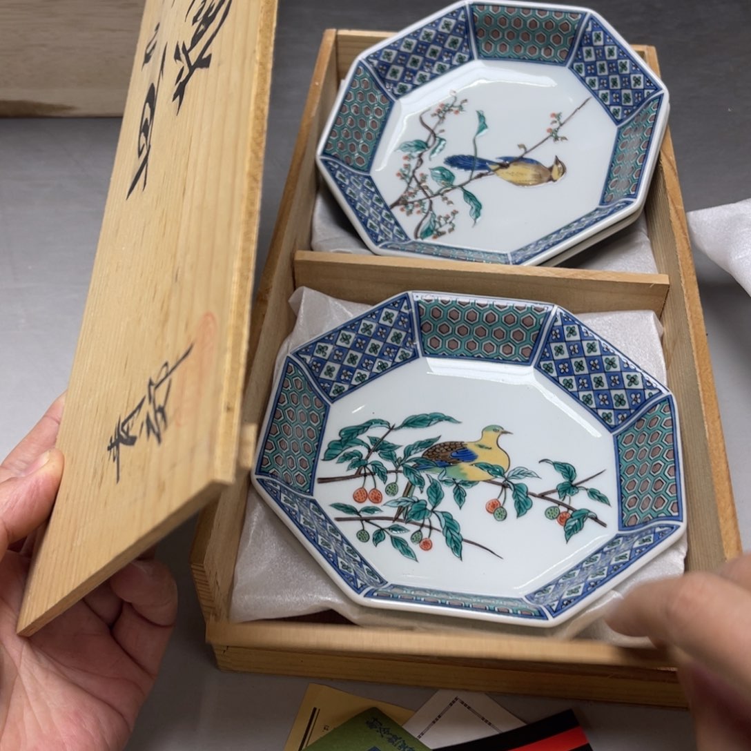 瓷片大**器密密麻麻地排列着一个