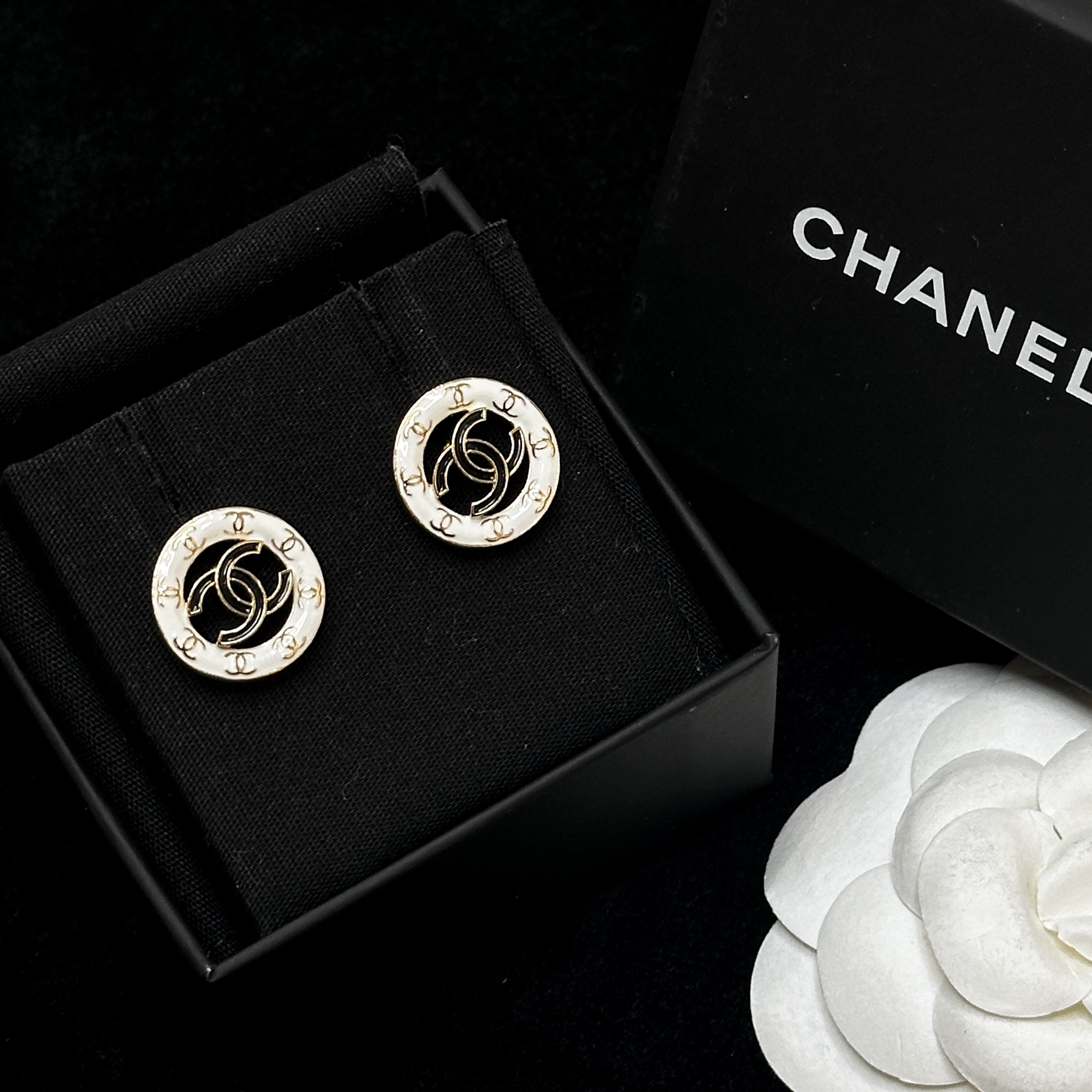95新 Chanel/香奈儿 大促｜黑白圆圈珐琅耳钉 2410510 