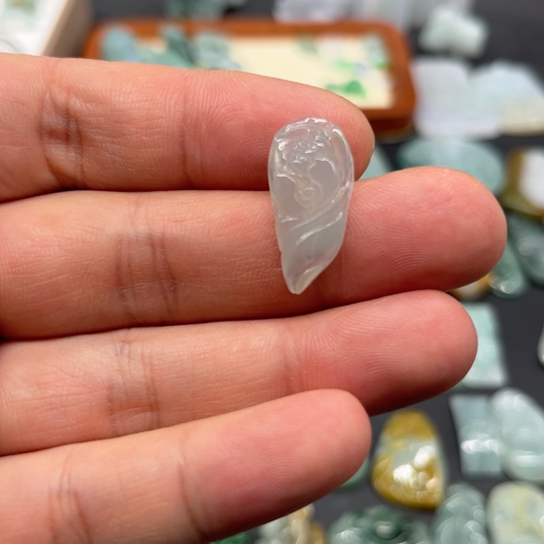 翡翠未镶嵌颈饰莲花