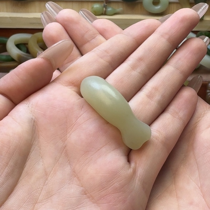 我***博和田玉未镶嵌颈饰