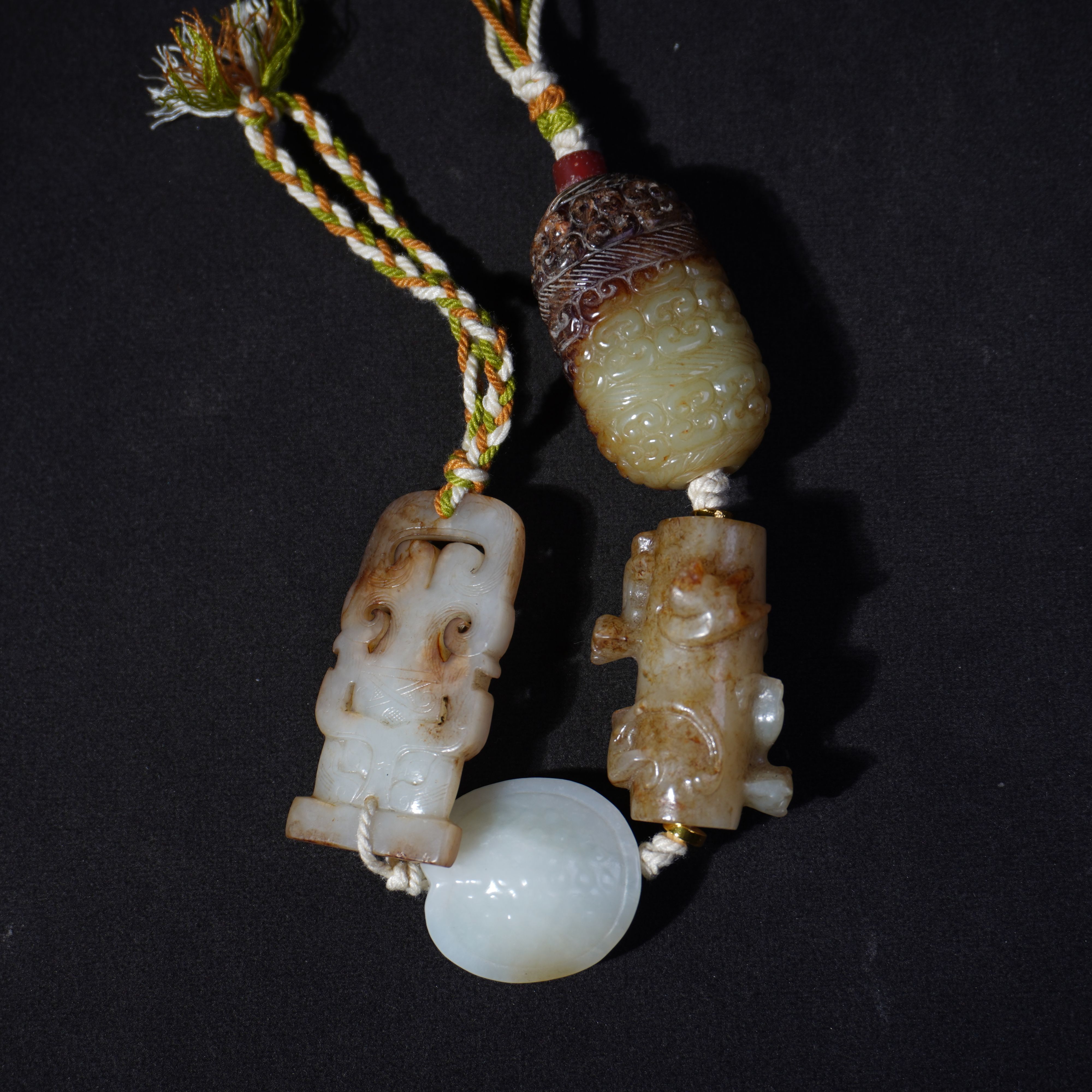 8SQ11  明 和田玉组佩