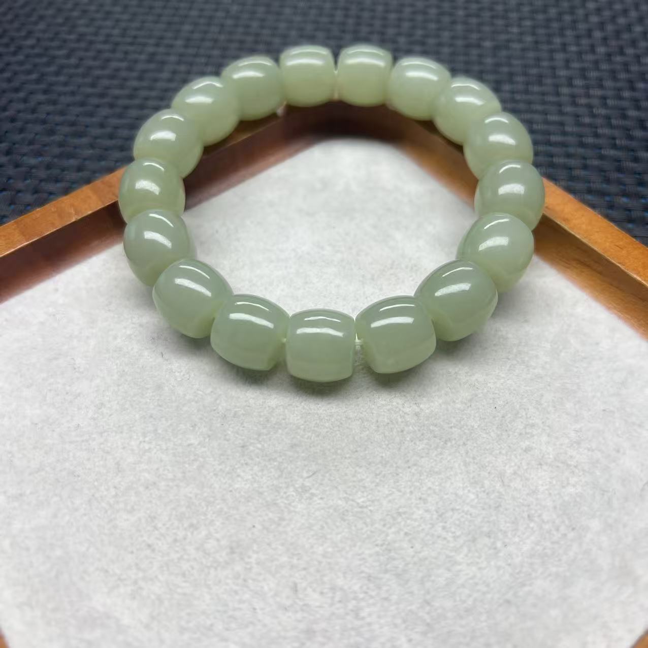 纯天然和田玉吧新疆且末高冰料卡13精工直切精美(油润细)百搭单圈