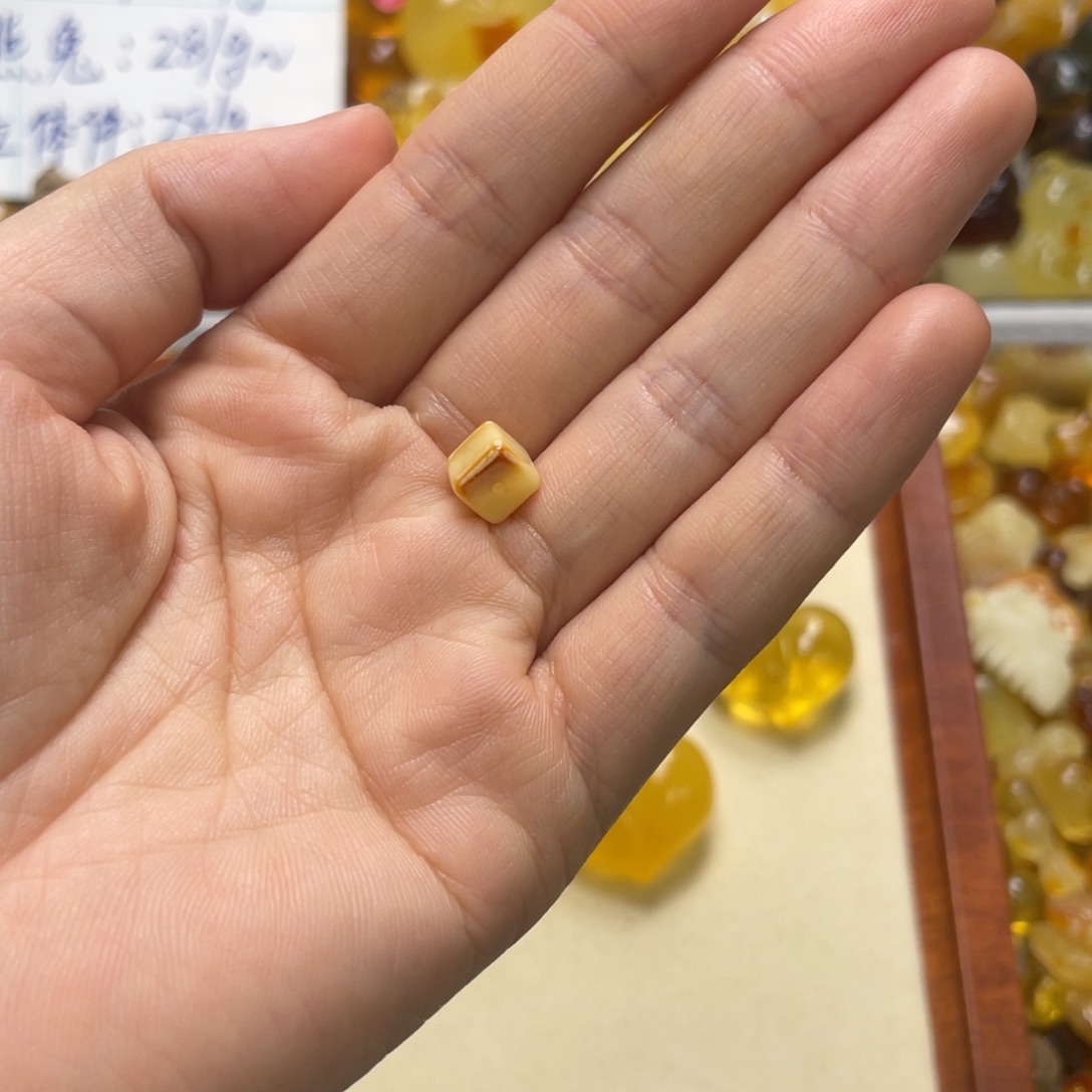 爱***己琥珀未镶嵌裸石天然琥珀