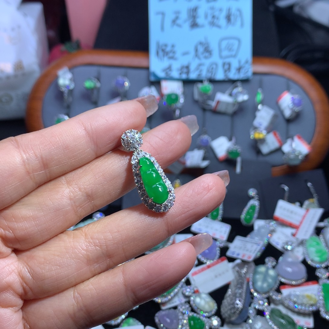 翡翠颈饰银S925镶嵌天然翡翠A货缅料高冰阳绿福豆吊坠