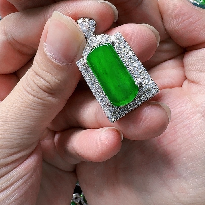 翡翠颈饰未镶嵌天然A货翡翠放漏