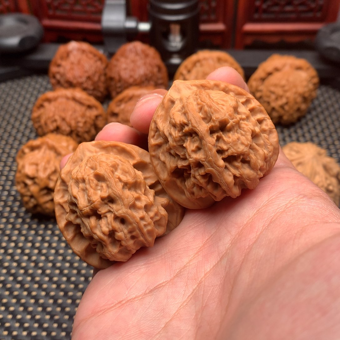 文玩核桃吊坠梨木台40