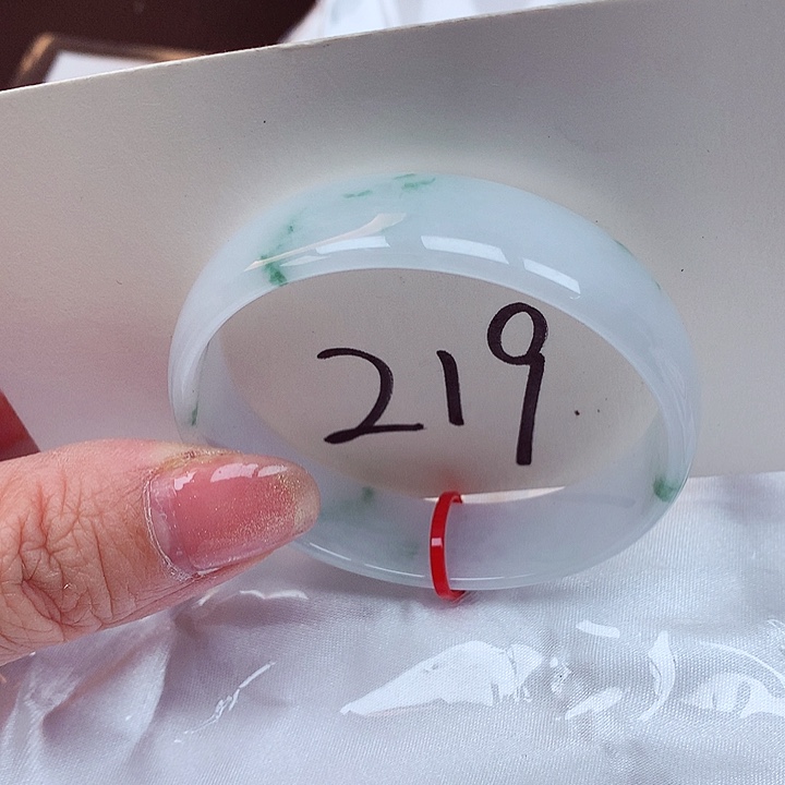 翡翠手镯未镶嵌翡翠