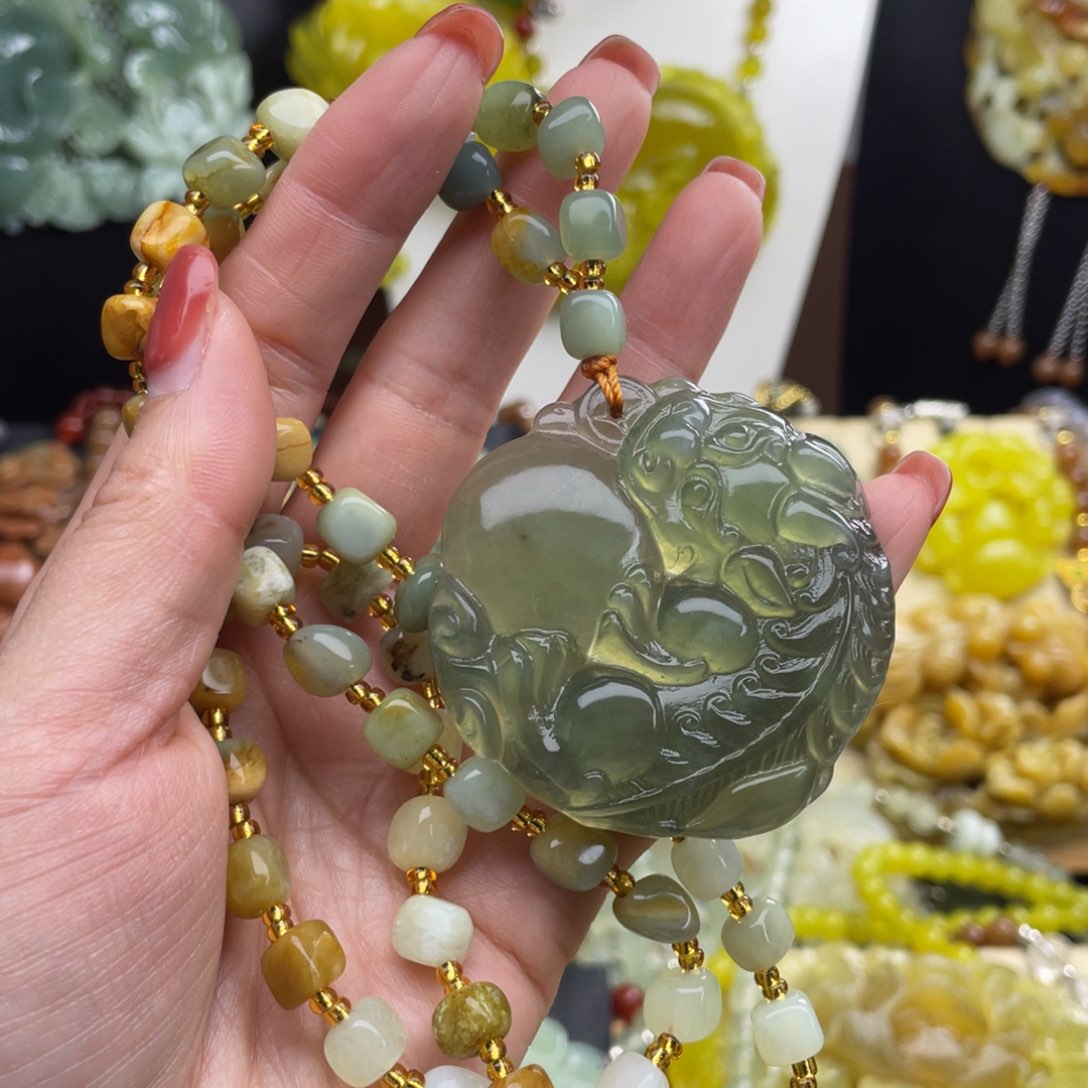 未镶嵌蛇纹石玉颈饰