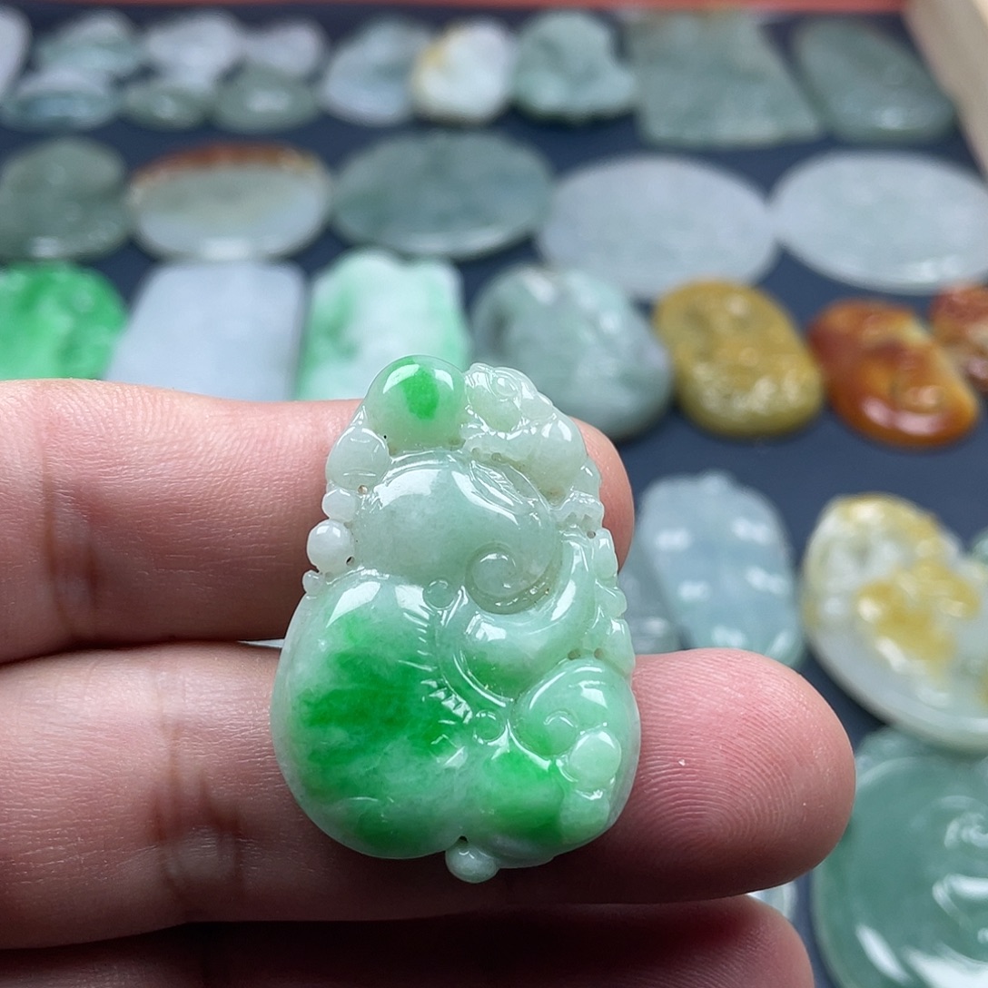 翡翠未镶嵌颈饰如意