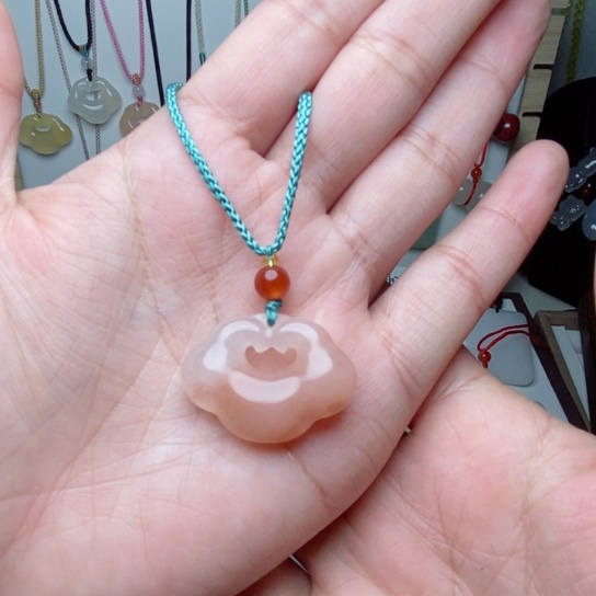 石英质玉颈饰未镶嵌万**意