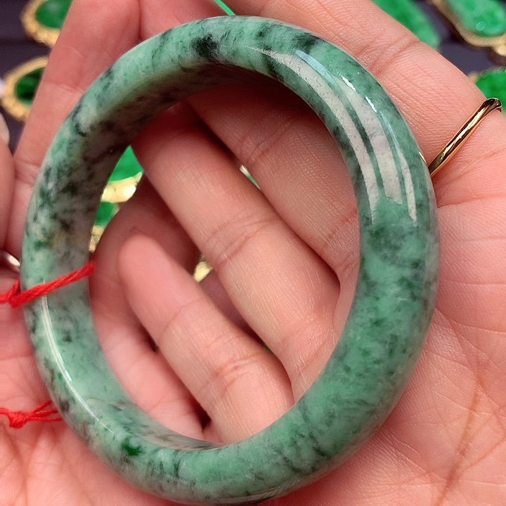 翡翠手镯未镶嵌翡翠