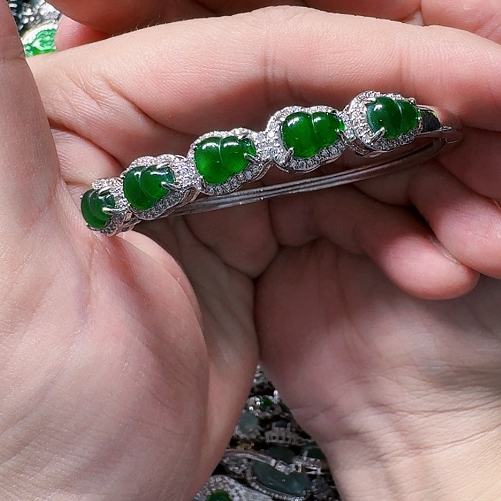 翡翠颈饰未镶嵌天然A货翡翠放漏