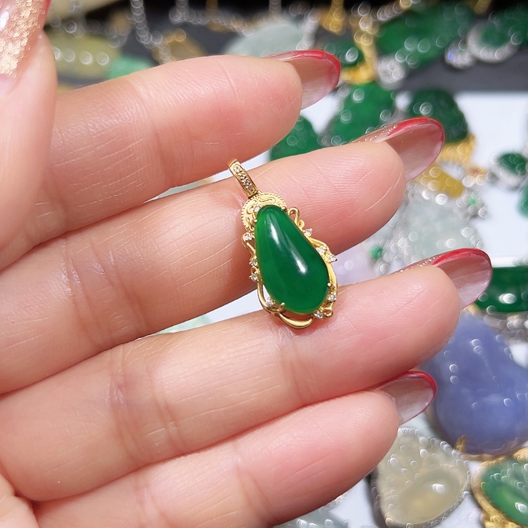 翡翠吊坠(不含链)18K金镶嵌