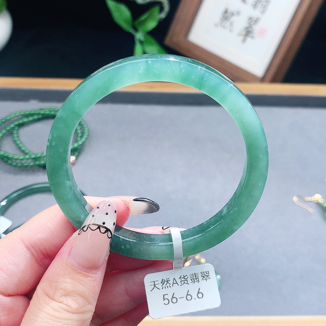翡翠手镯（圆镯）未镶嵌