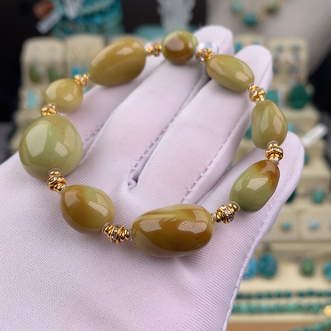 绿松石未镶嵌颈饰