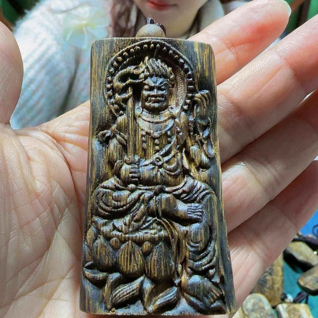 沉香吊坠海南白奇乌身老料雕刻不动明王带绳16.5克
