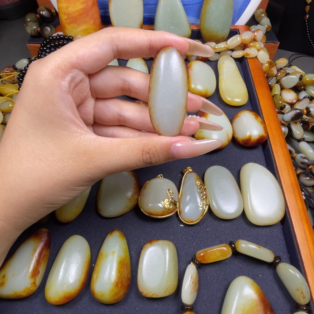 和田玉未镶嵌颈饰孤**雨