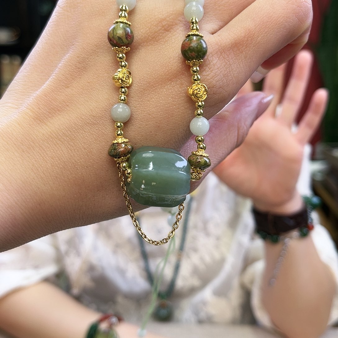 和田玉颈饰未镶嵌路路通