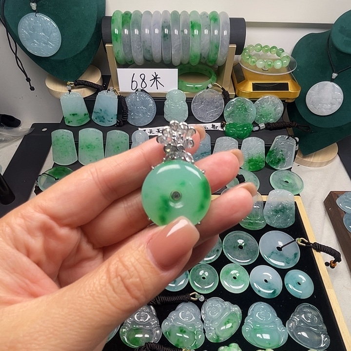 翡翠未镶嵌颈饰平安