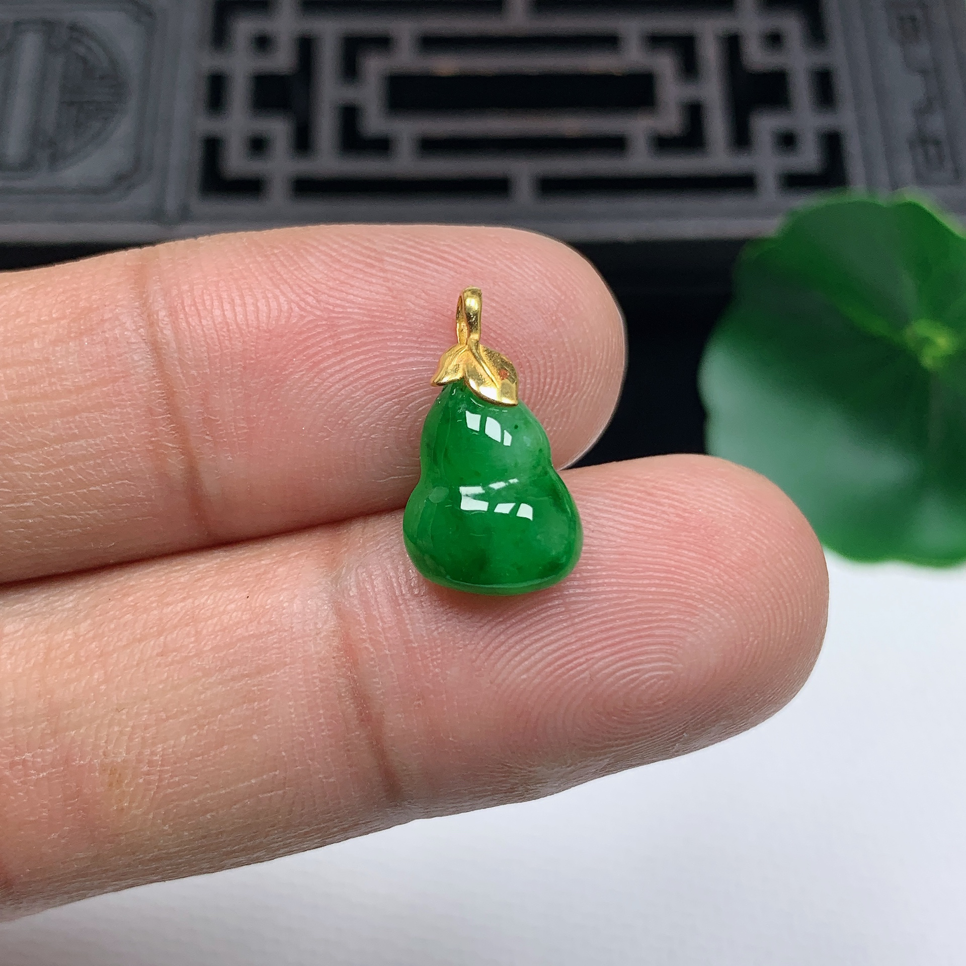 天然翡翠A货18K金扣精美飘辣绿葫芦小吊坠尺寸12.6*9.2*4.7mm