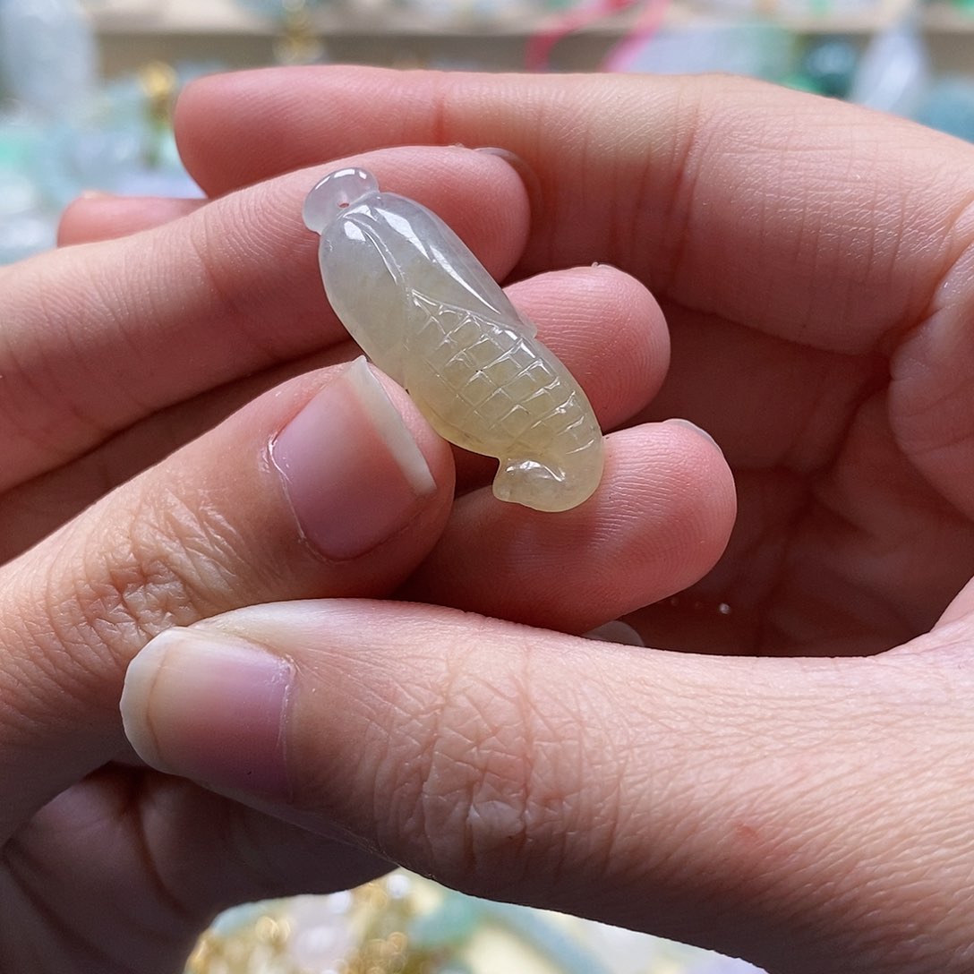 翡翠颈饰未镶嵌闪