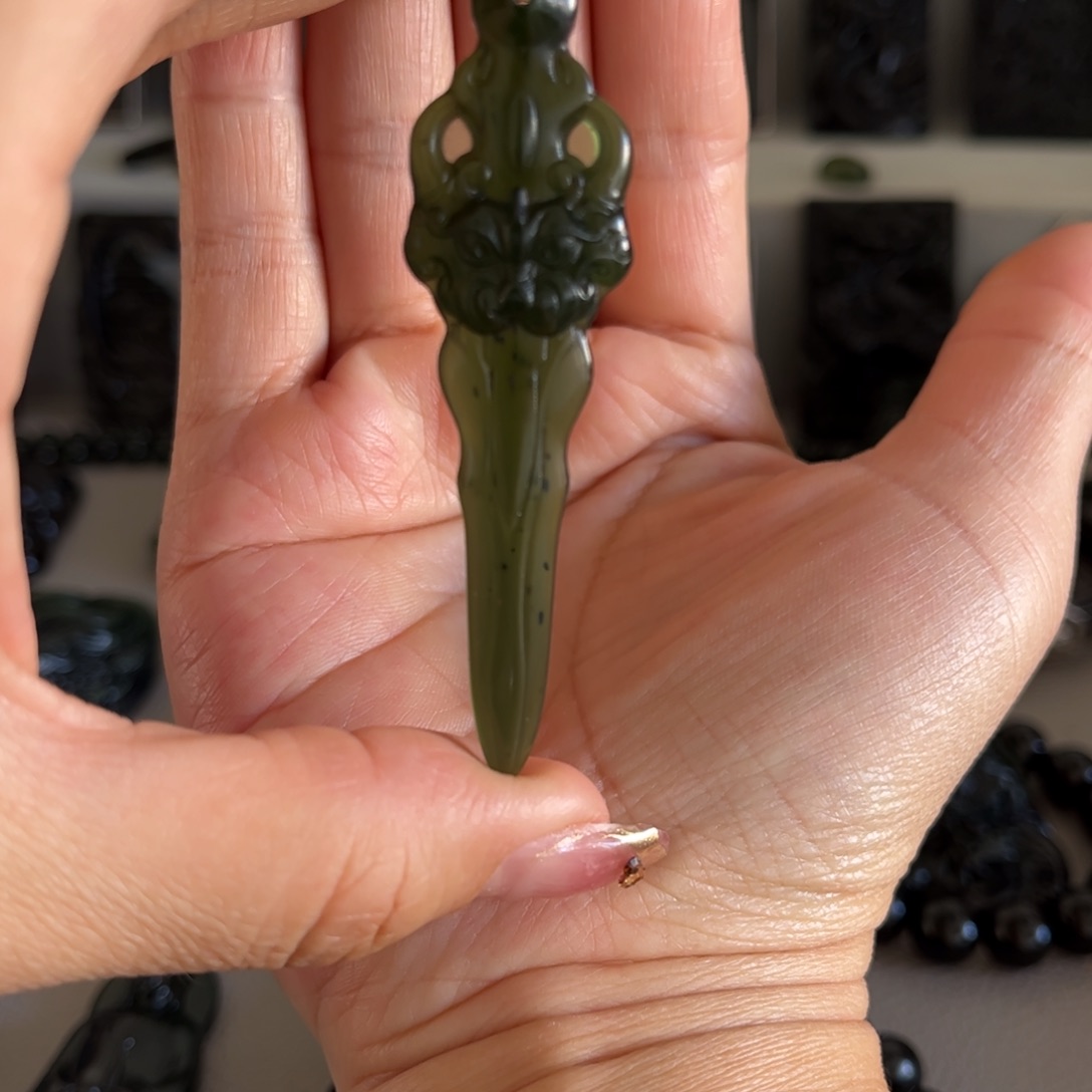 蛇纹石玉颈饰合金