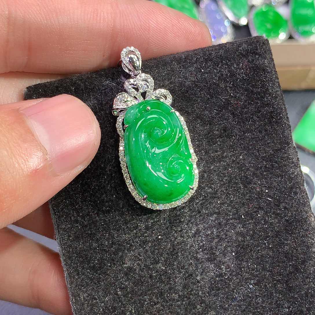 翡翠吊坠(赠链)18K金镶嵌