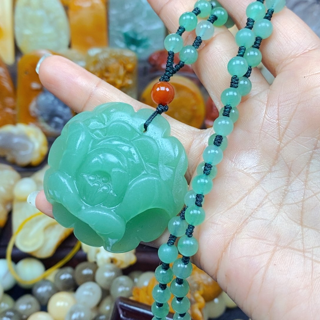 石英质玉未镶嵌颈饰