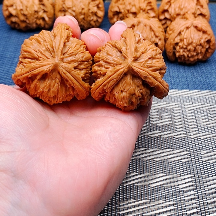 冬***子文玩核桃吊坠三棱