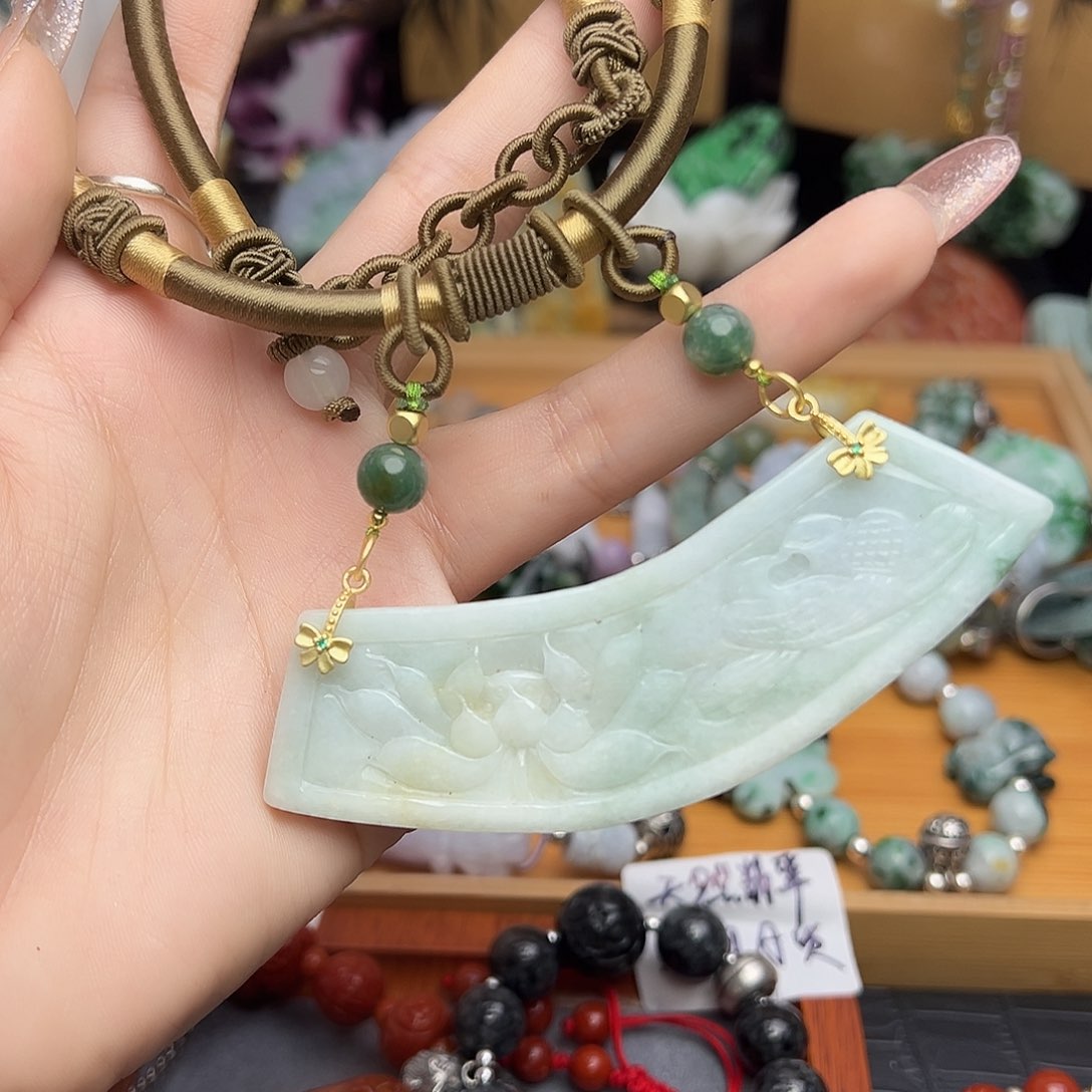 翡翠颈饰未镶嵌吊坠