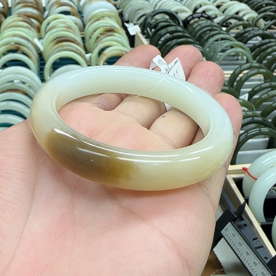 和田玉手镯未镶嵌大*