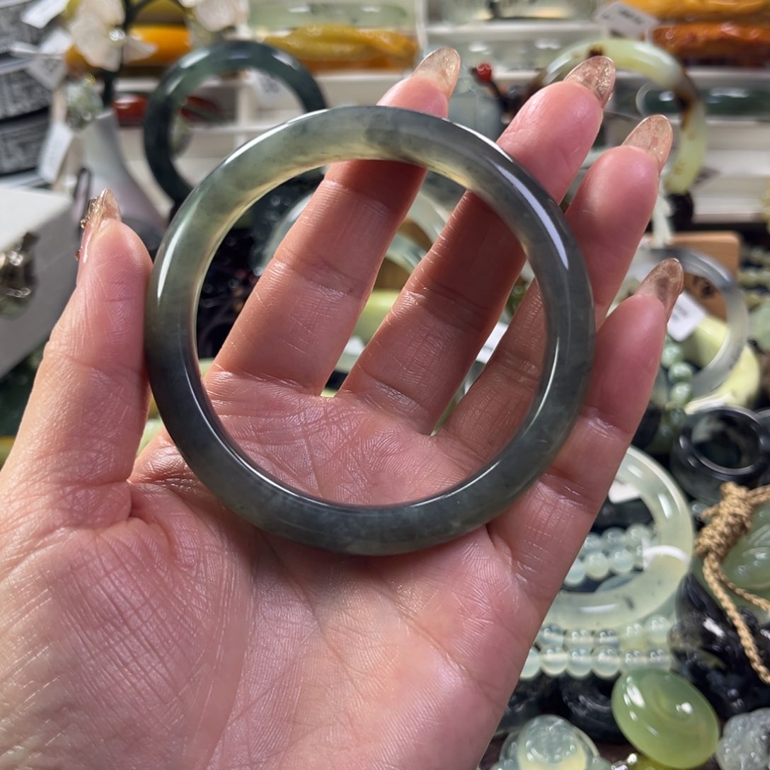 蛇纹石玉手镯未镶嵌