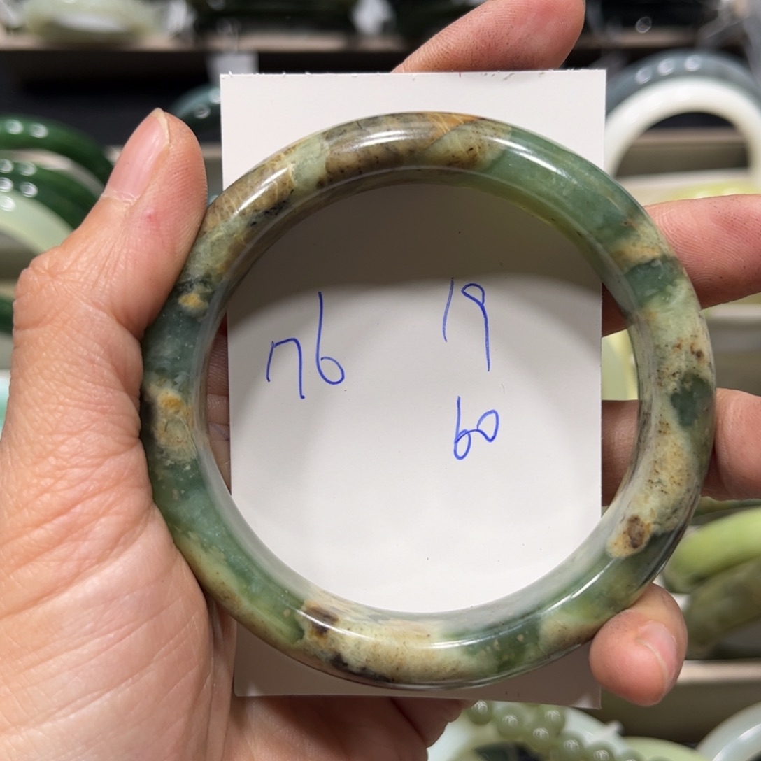 蛇纹石玉手镯未镶嵌月**杳