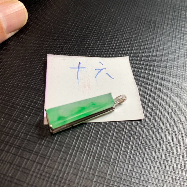 天然缅甸翡翠吊坠冰种