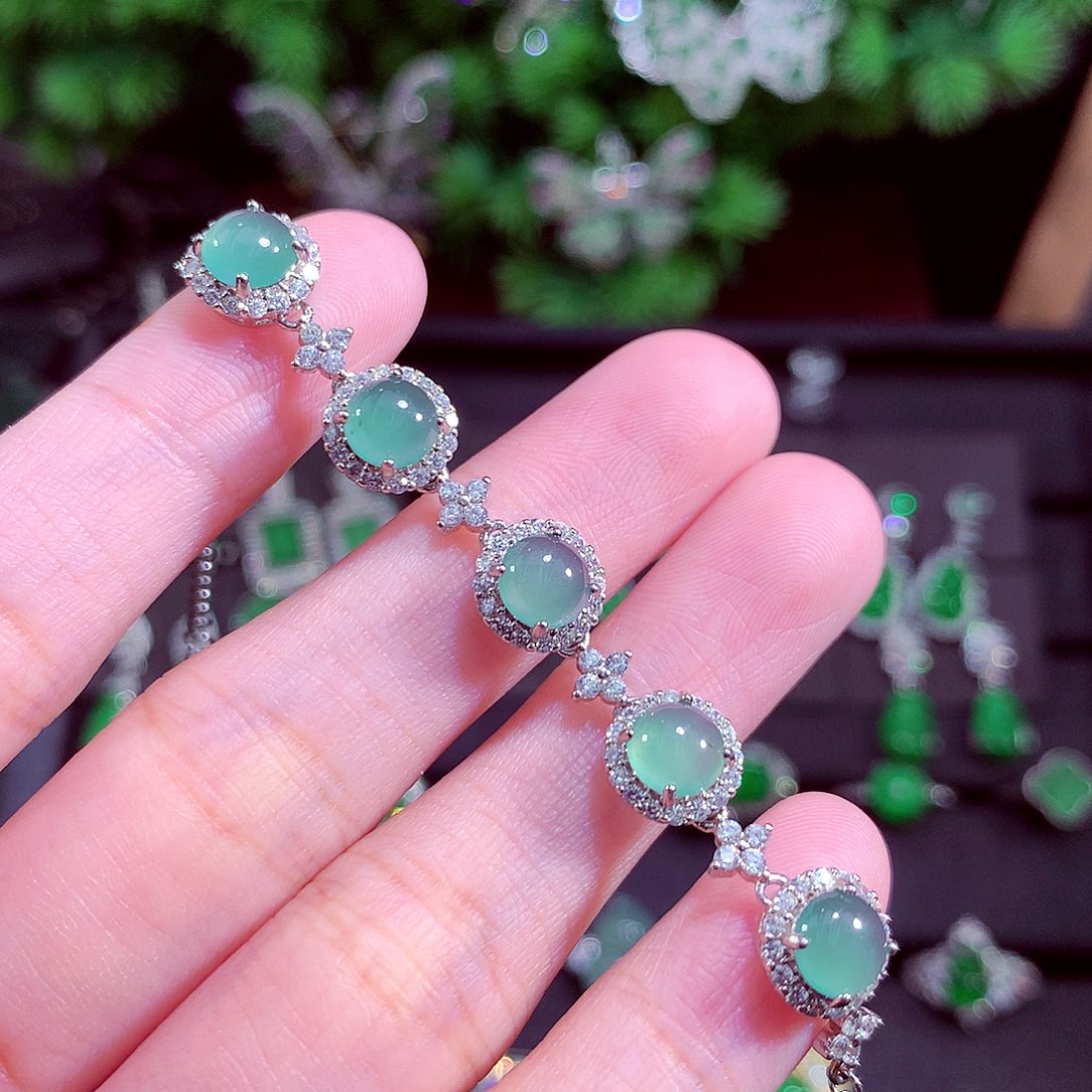 颈饰未镶嵌翡翠天然