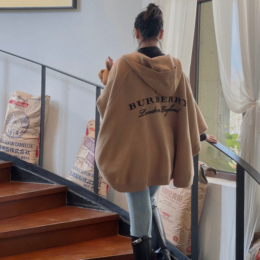95新 BURBERRY/博柏利  wc013 羊毛 背后大logo羊毛混纺斗篷 均码