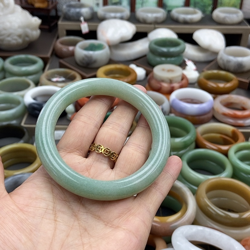 【闪购商品】石英质玉手镯未镶嵌静*